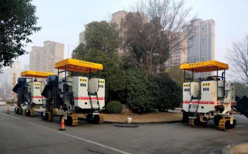 作為公路施工中的重要路面機(jī)械，混凝土路緣石滑模攤鋪機(jī)必須跟上時(shí)代步伐