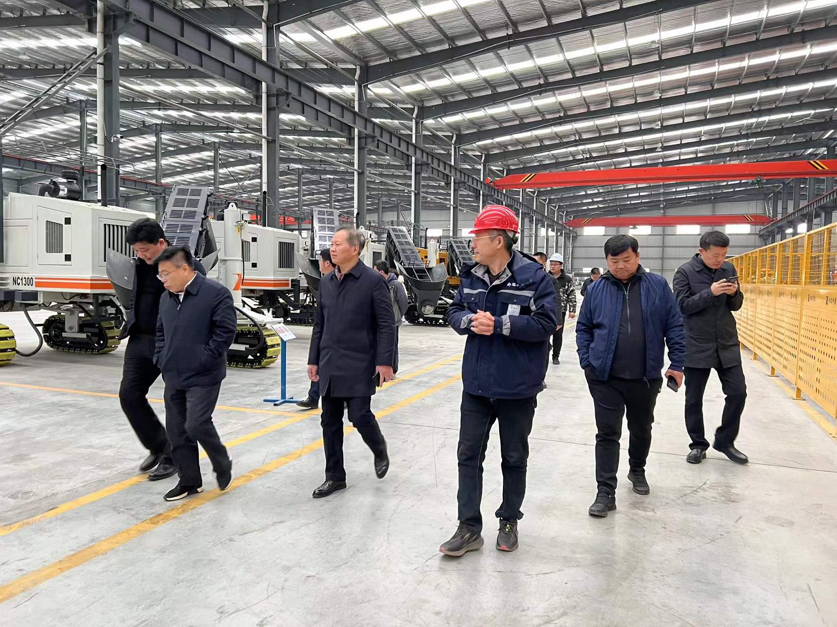 熱烈歡迎徐州市委市政府、淮海國(guó)際港務(wù)區(qū)、柳新鎮(zhèn)一行領(lǐng)導(dǎo)來(lái)我司參觀考察工作